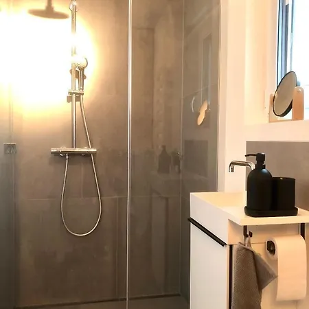 Grosszuegiges Penthouse-loft - Modern Moebliert Mit Einbaukueche In Zentraler Und Ruhiger Lage 바트빌벨